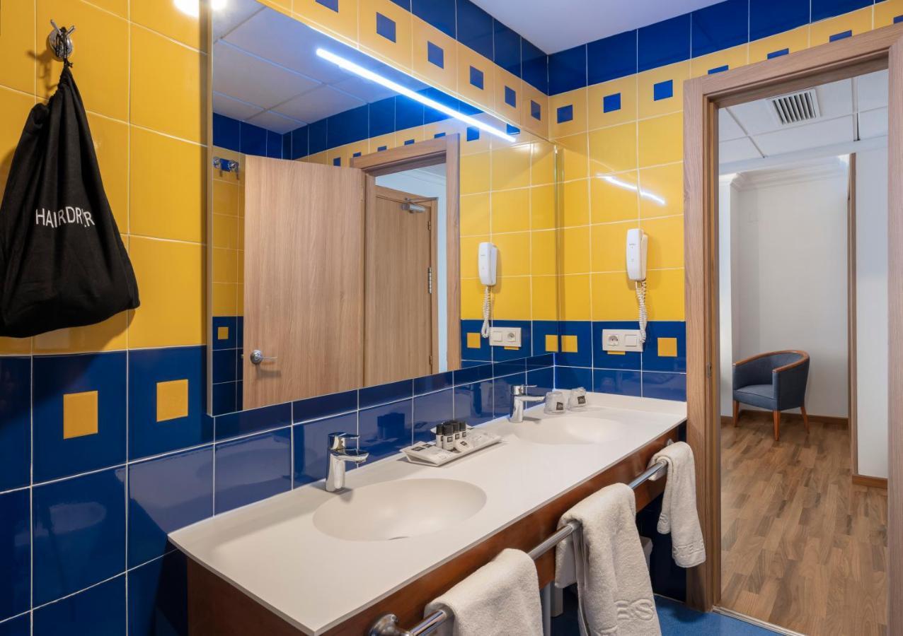 Quarto Duplo com Vista Mar e Terraço (2 Adultos + 1 Criança)