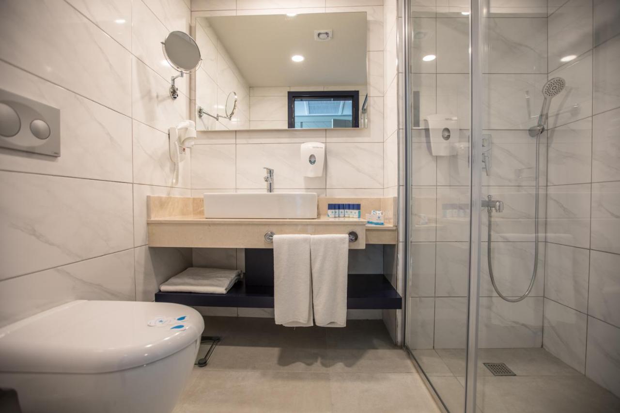 Zimmer mit seitlichem Meerblick