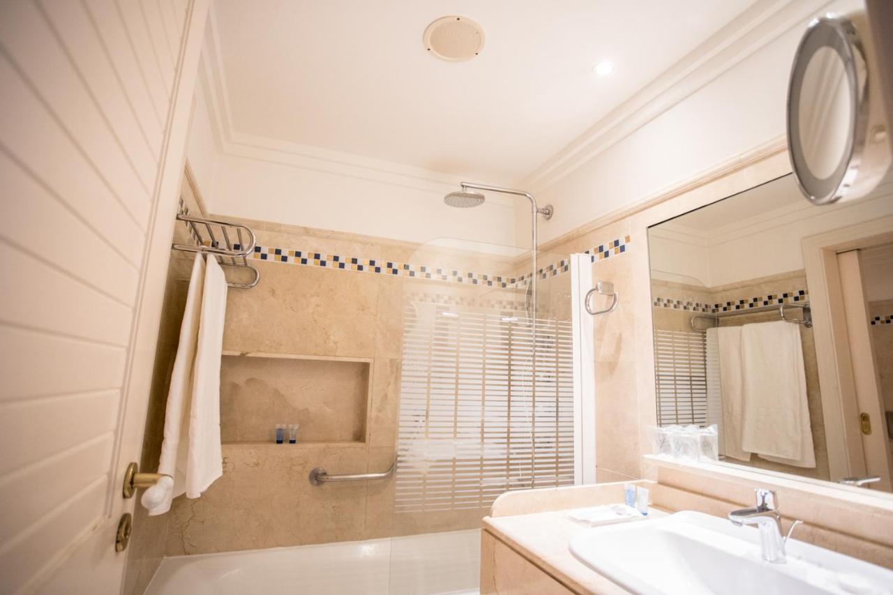 Habitación Doble con vistas al mar y cama supletoria (2 adultos y 1 niño) - 1 cama grande o 2 camas individuales