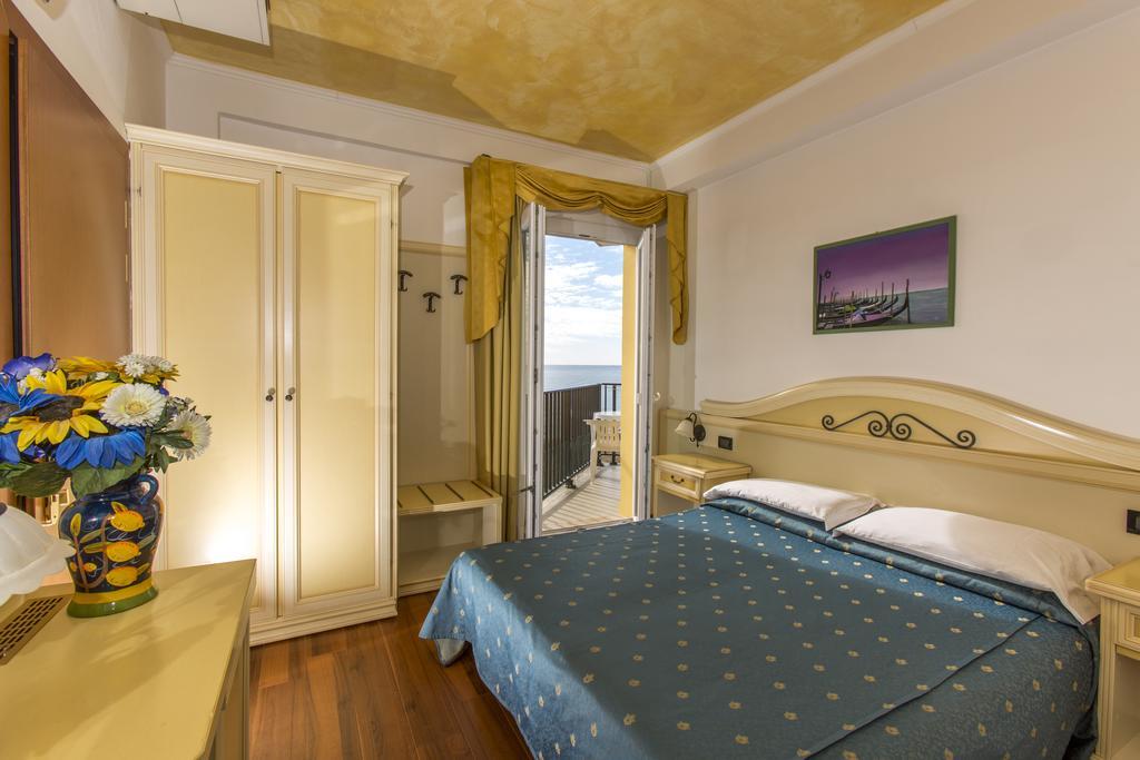 Double or Twin Room Sea View