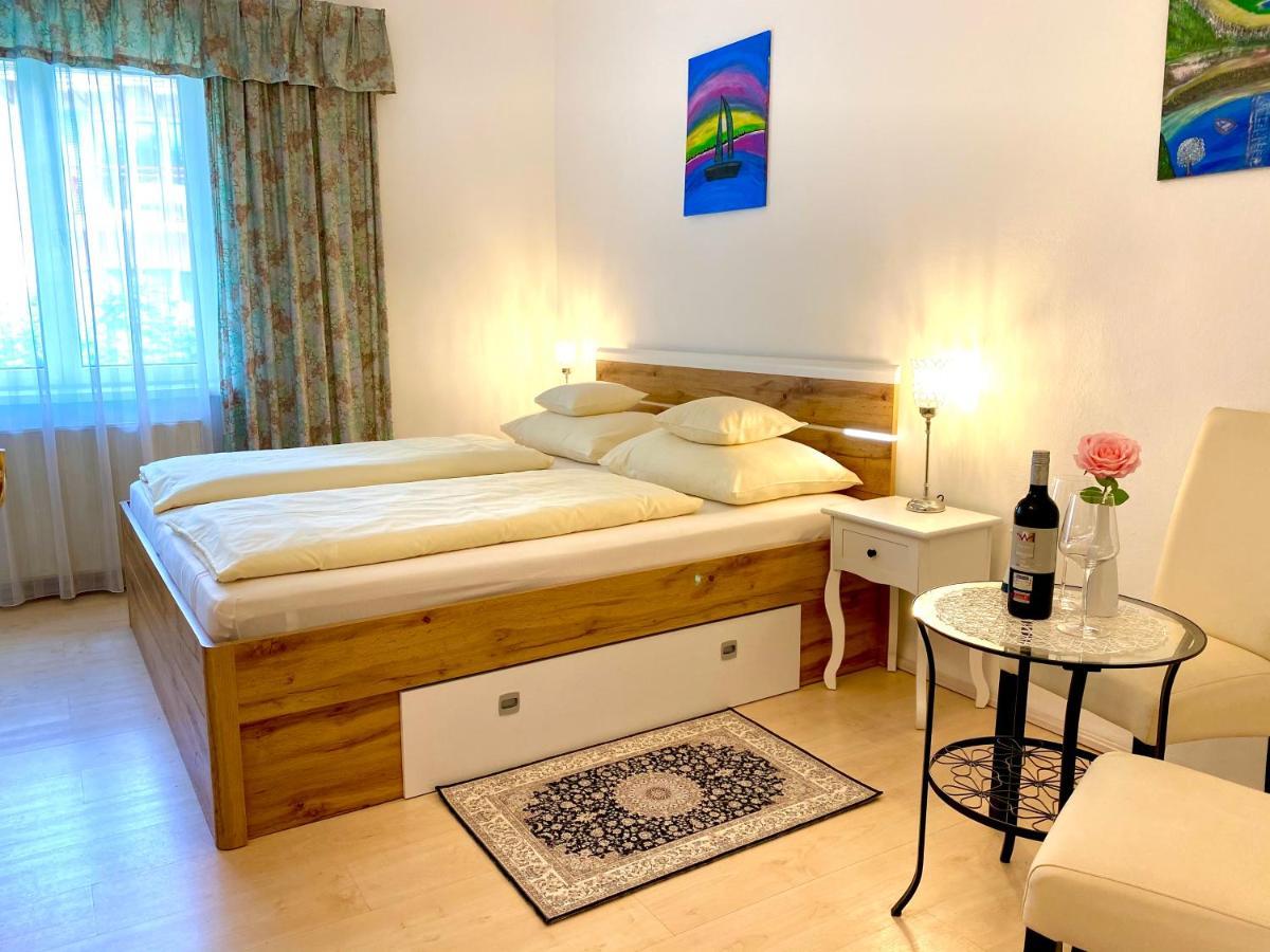 Kleines Doppelzimmer mit Blick auf den Innenhof