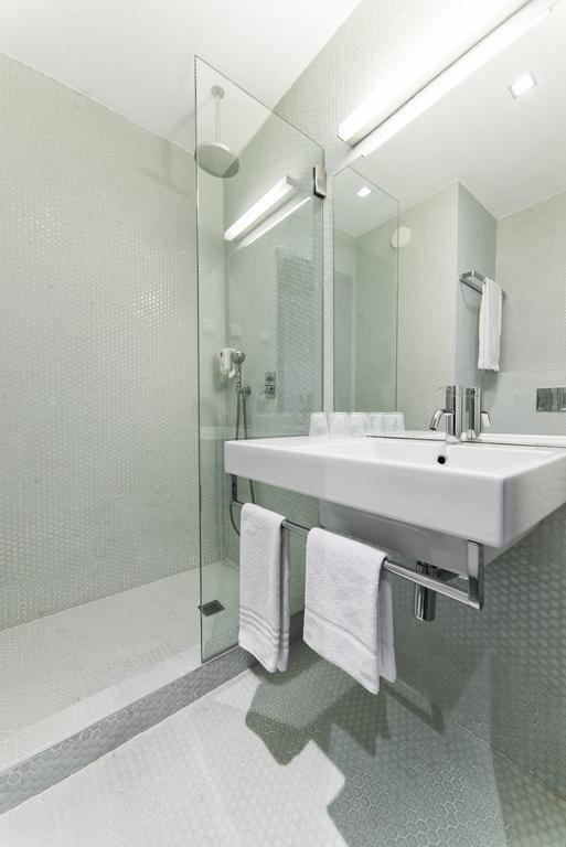 Quarto com 2 Camas de Solteiro e Vista da Cidade