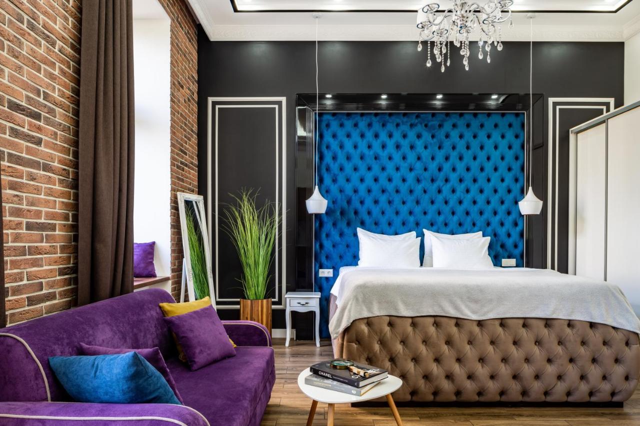 Suite con cama grande y balcón
