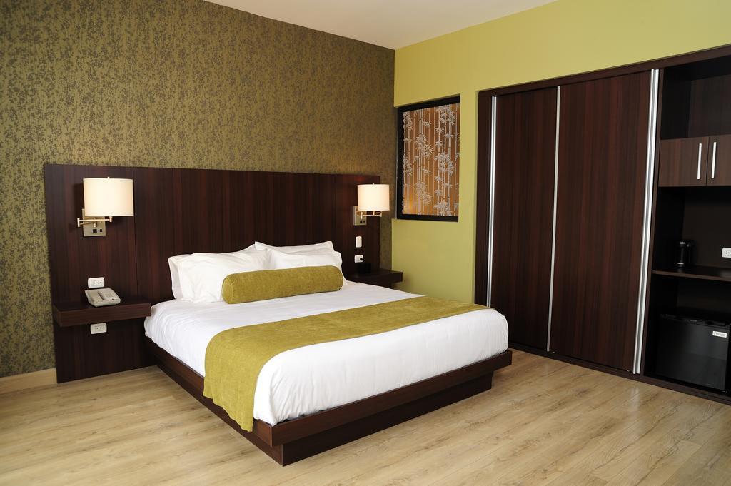 Nichtraucher-Suite mit großem Doppelbett