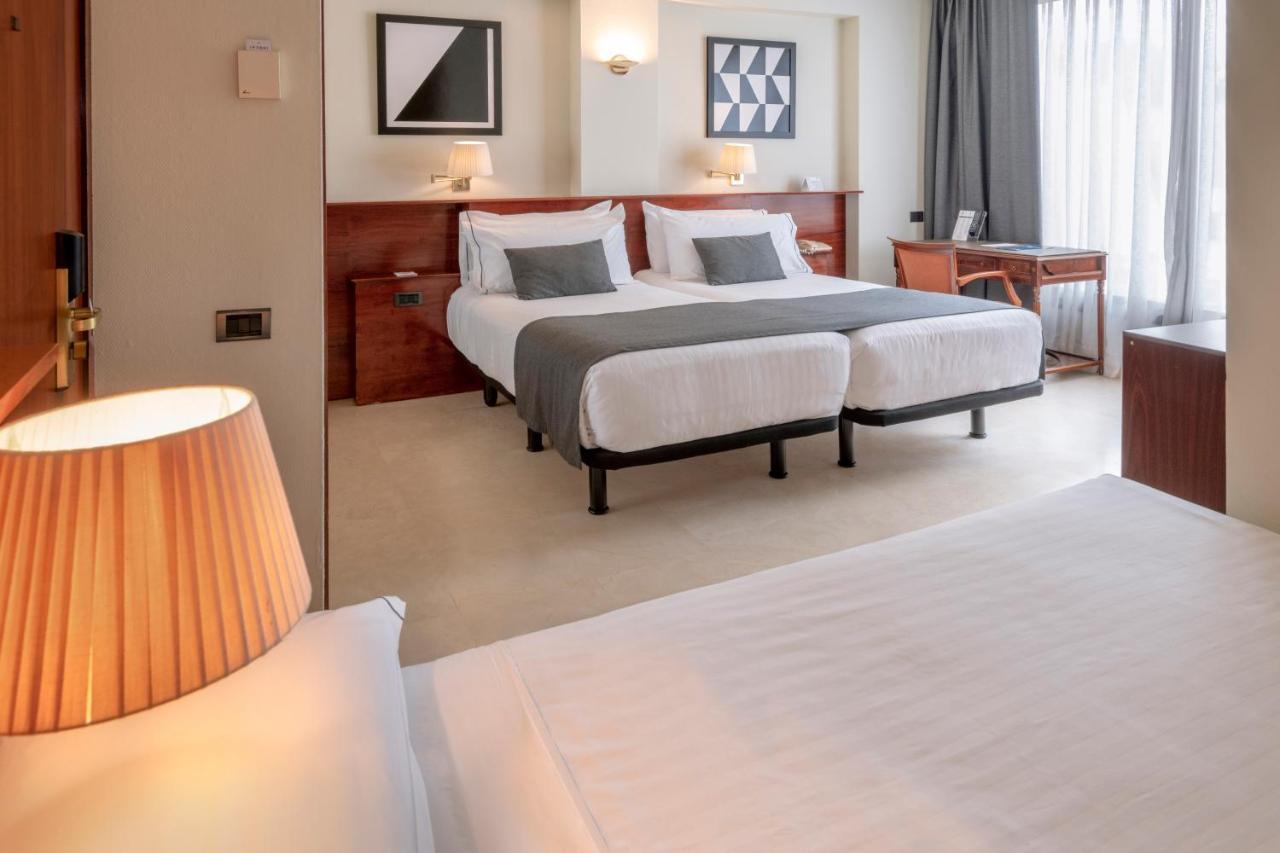 Tweepersoonskamer met 1 of 2 Bedden en een Extra Bed (2 Volwassenen + 1 Kind)