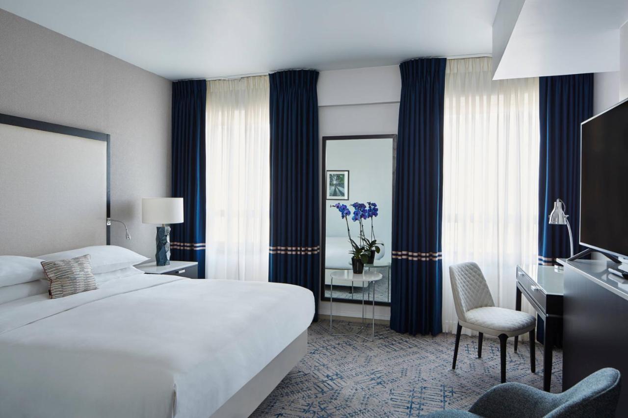 Superior Zimmer mit Kingsize-Bett und Blick auf den Platz