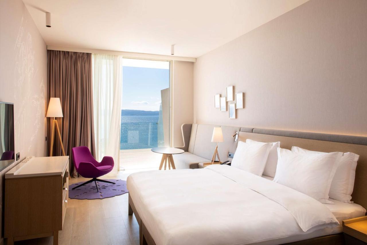 Premium kamer met balkon en uitzicht op de zee.