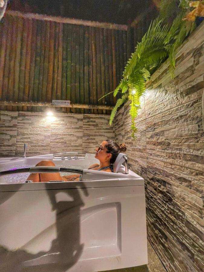 Suite con bañera de hidromasaje y cama grande