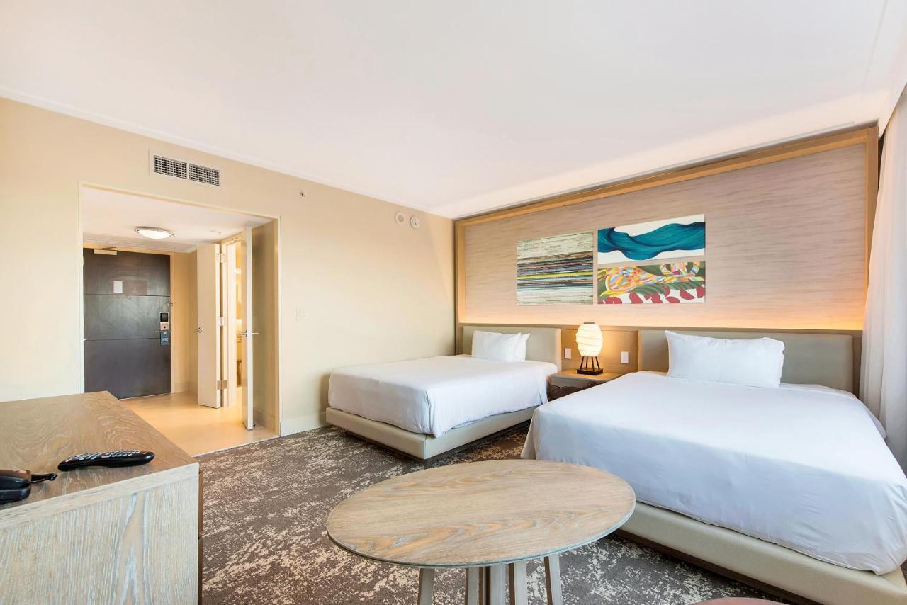 Quarto com 2 Camas Queen-Size e Vista do Resort