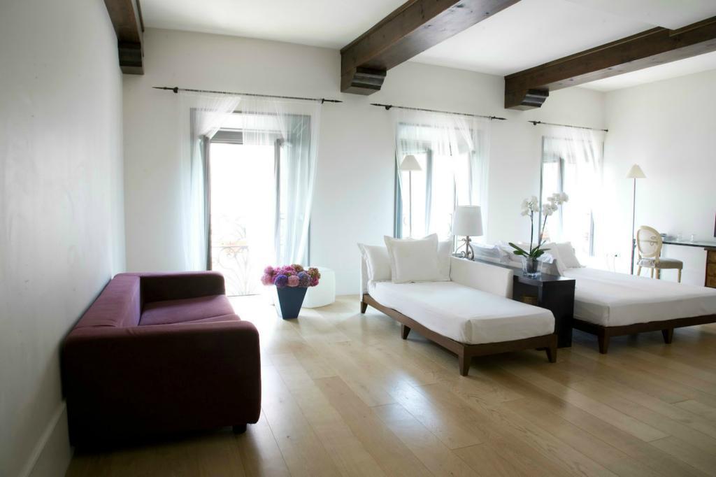 Suite,702771424:JPEG