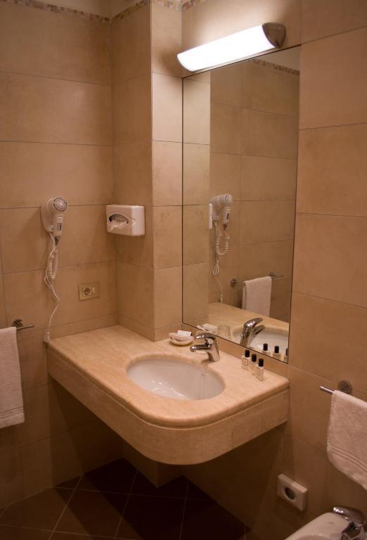 Classic Single Room,404756352:JPEG