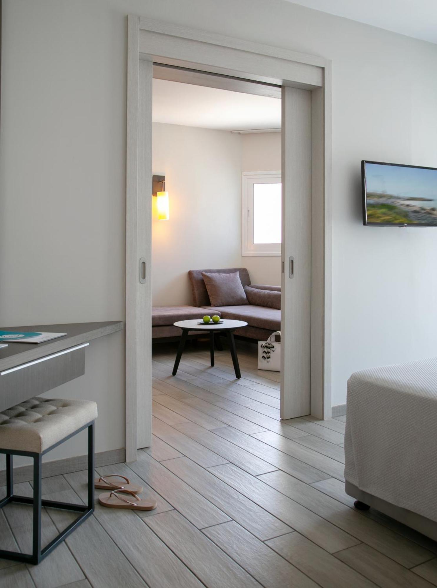 Suite 1 Chambre – Vue sur Piscine