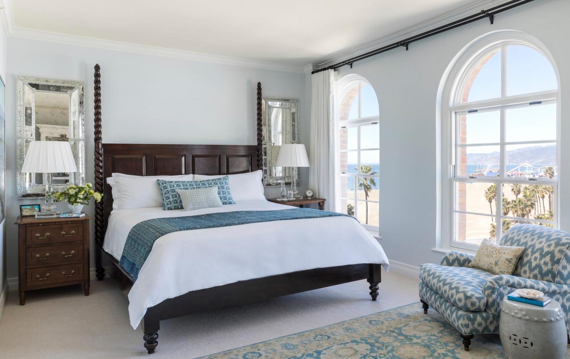 Quarto com Cama King-size e Vista do Mar