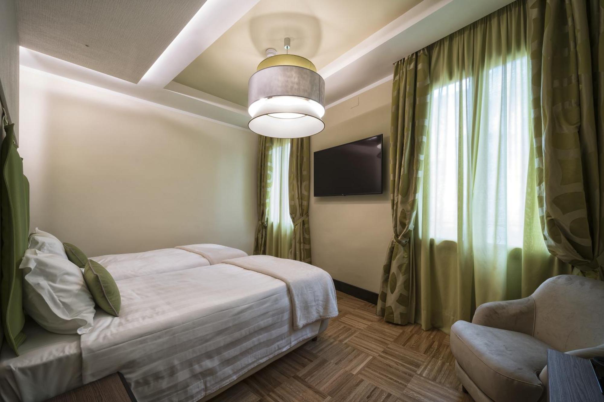 Deluxe Double or Twin Room City View