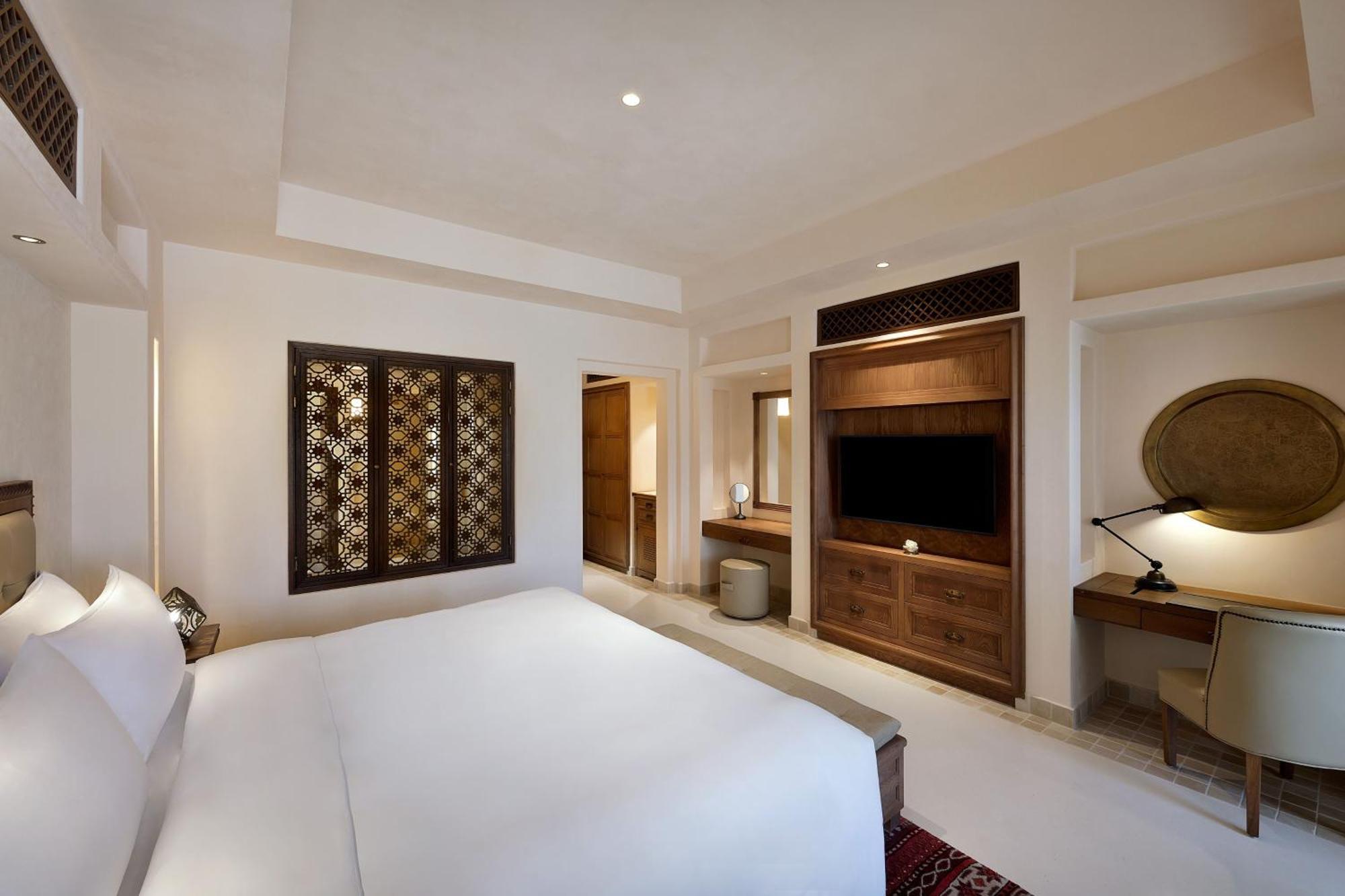 Deluxe, Guest room, 1 King, Pool view, Balcony