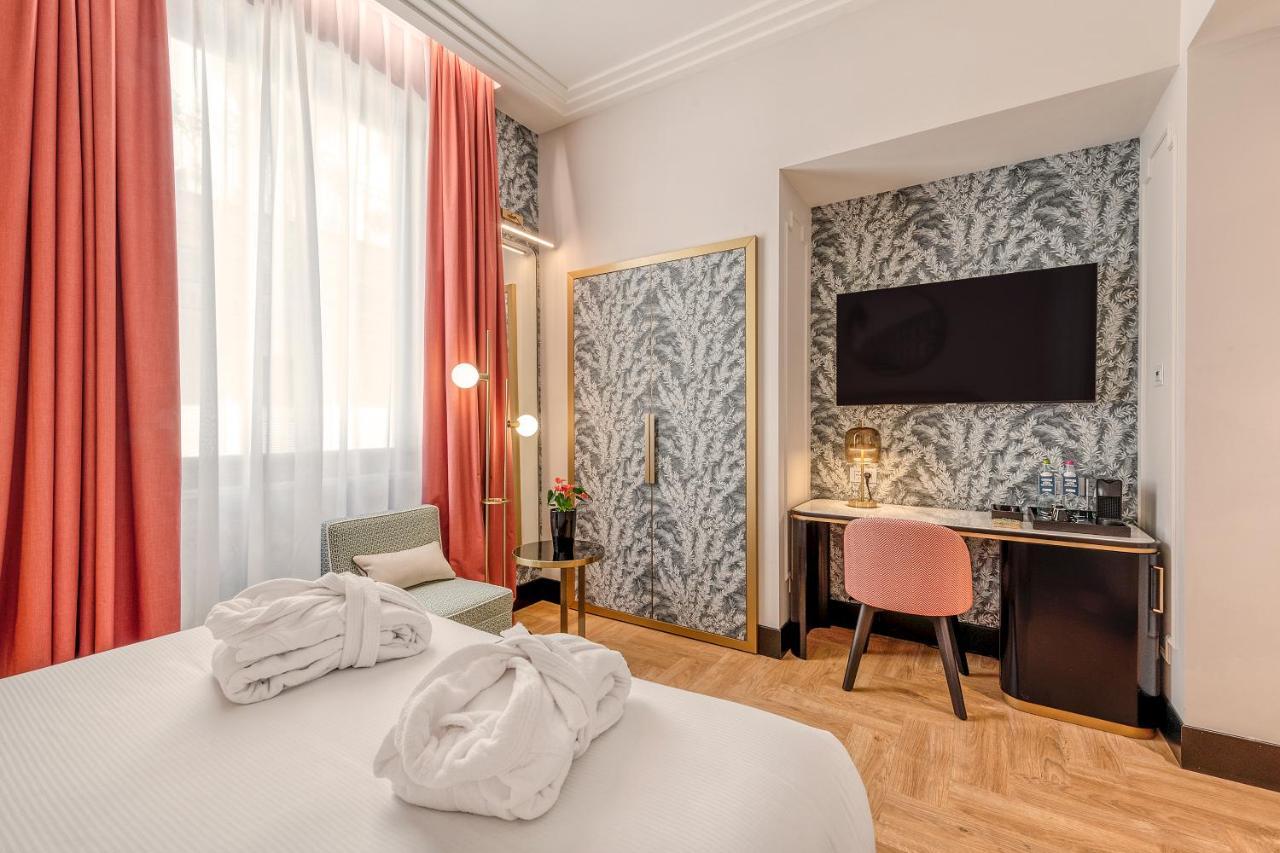 Quarto Clássico com Cama de Casal ou 2 de Solteiro