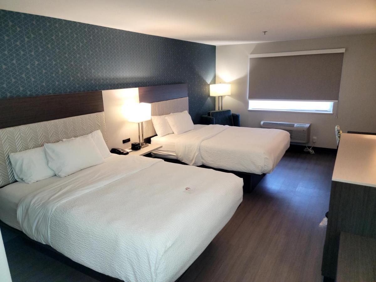 Queen Room with Two Queen Beds - Non-Smoking,1534161124:JPEG