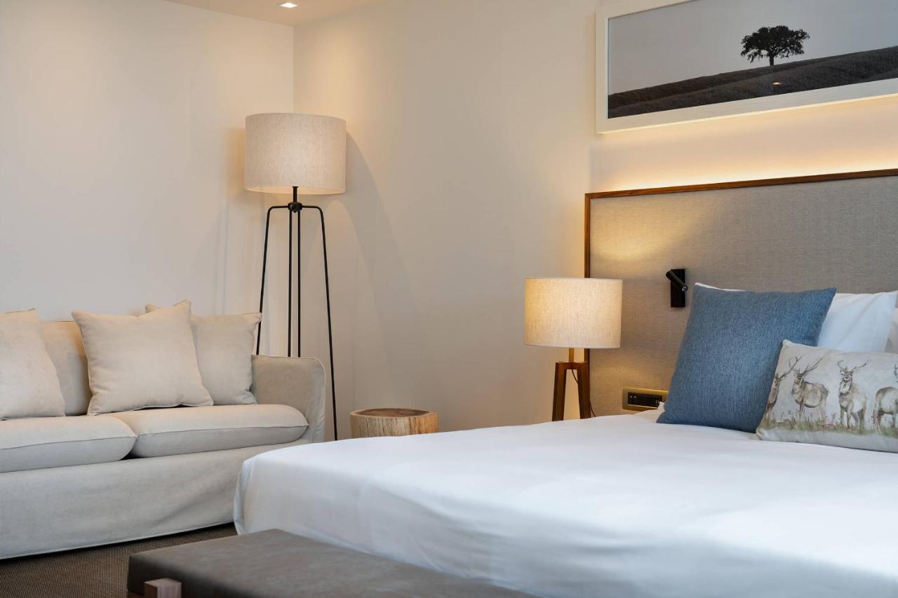 Quarto com Cama de Casal ou 2 de Solteiro e Vista do Jardim e para a Piscina