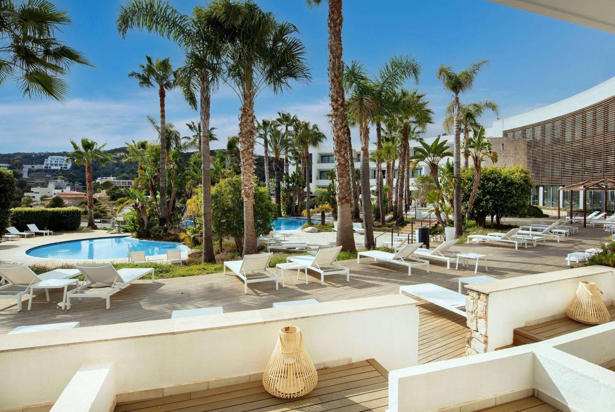 Deluxe Oasis Room - Poolside Access