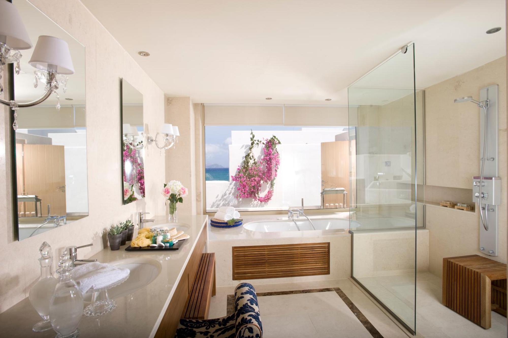 2 Bedroom Spa Suite Sea View with Private Heated pool and 2 Beach Cabanas