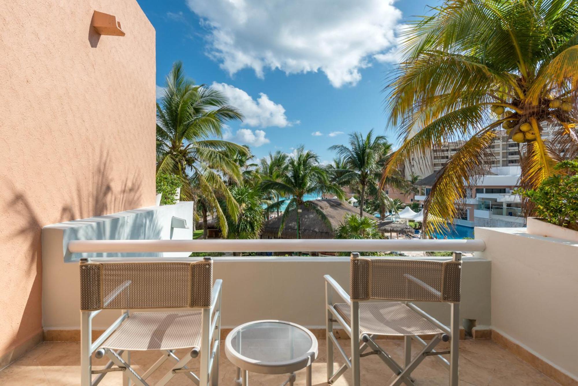 Three-Bedroom Family Villa Two King Beds Two Double Beds Balcony Non-Smoking