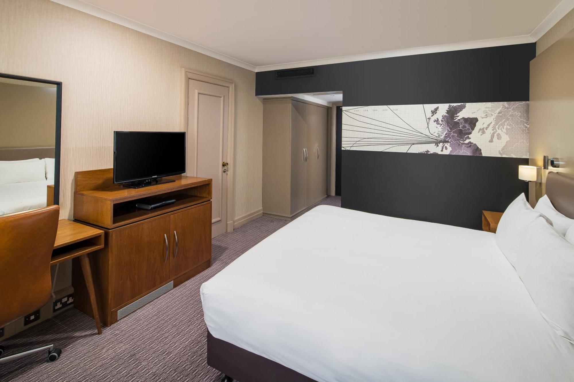 Standard Zimmer mit Super-Kingsize-Bett und Zugang zur Lounge