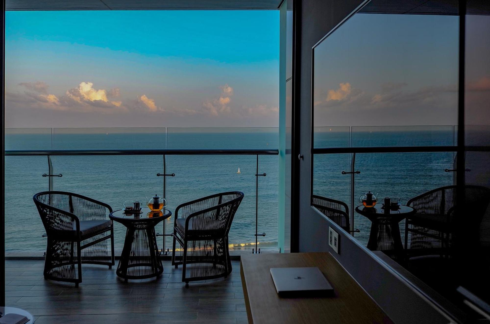 Deluxe Ocean Twin Room with Balcony and Bathtub