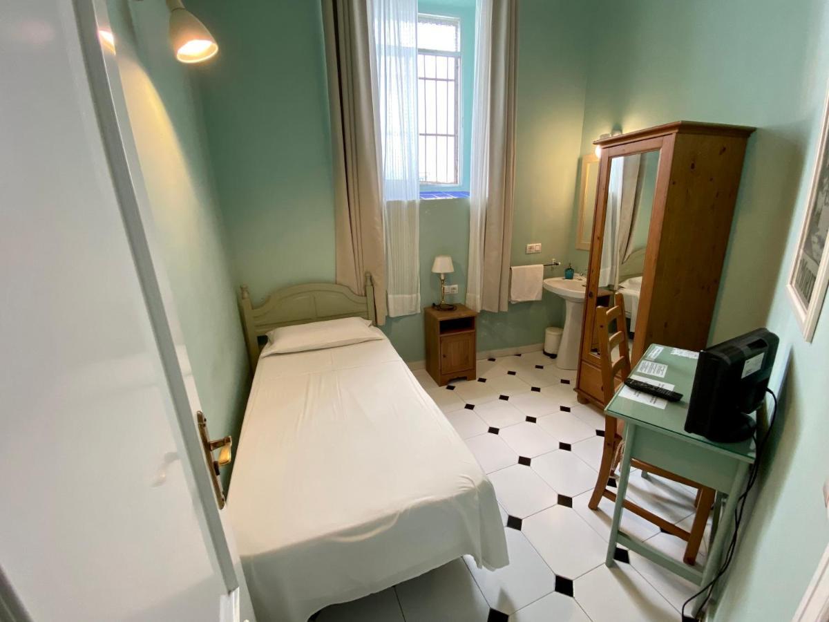 Quarto Individual com Banheiro Compartilhado