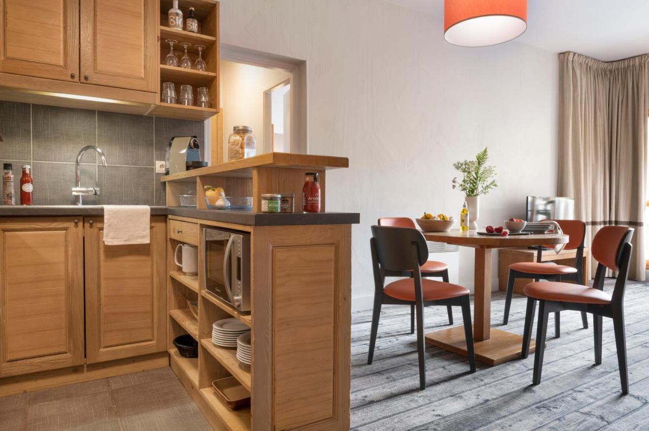 One-Bedroom Apartment Balcony Mountain View