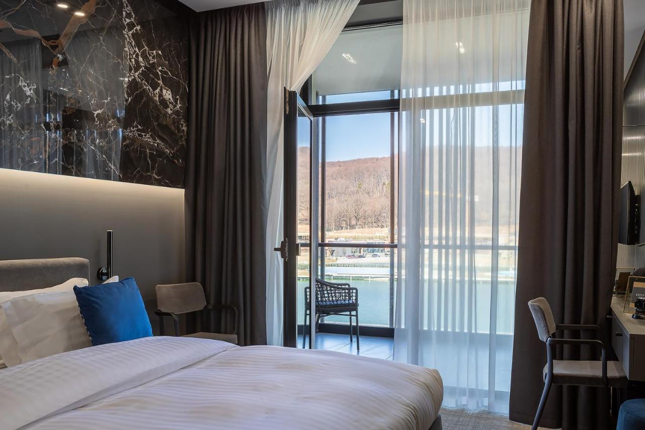 Zimmer mit Kingsize-Bett und Seeblick