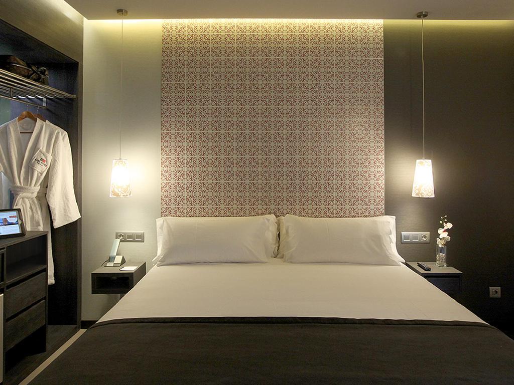 Quarto com Cama de Casal ou 2 de Solteiro