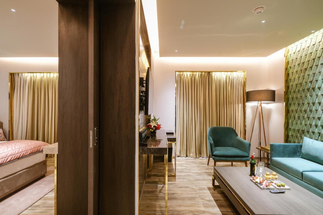 Emerald Suite with INR 1,000 off on a 60min Spa, Buy 1 Get 1 complimentary IMFL drink between 5pm and 7pm at Aqua, 15% off on F&B and Laundry