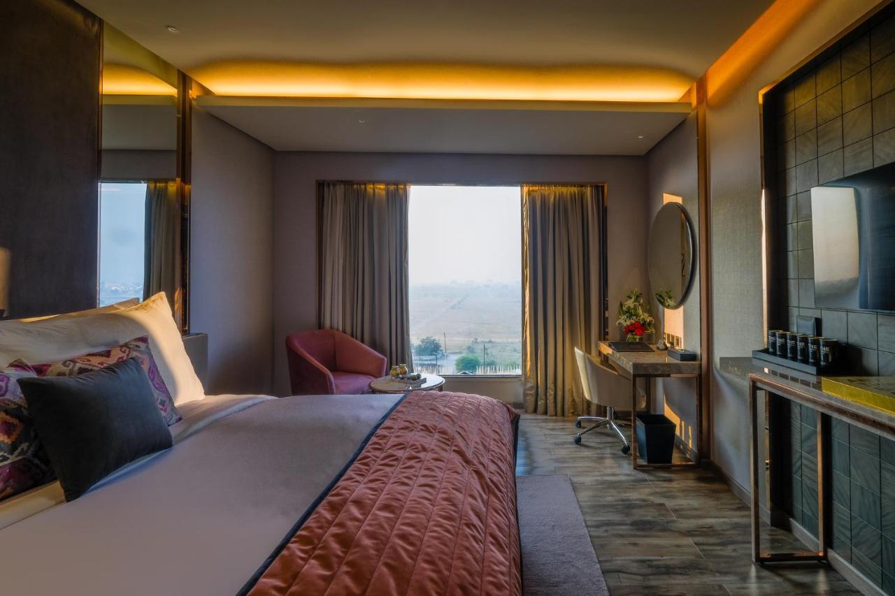 Studio Suite with INR 1,000 off on a 60min Spa, Buy 1 Get 1 complimentary IMFL drink between 5pm and 7pm at Aqua, 15% off on F&B and Laundry