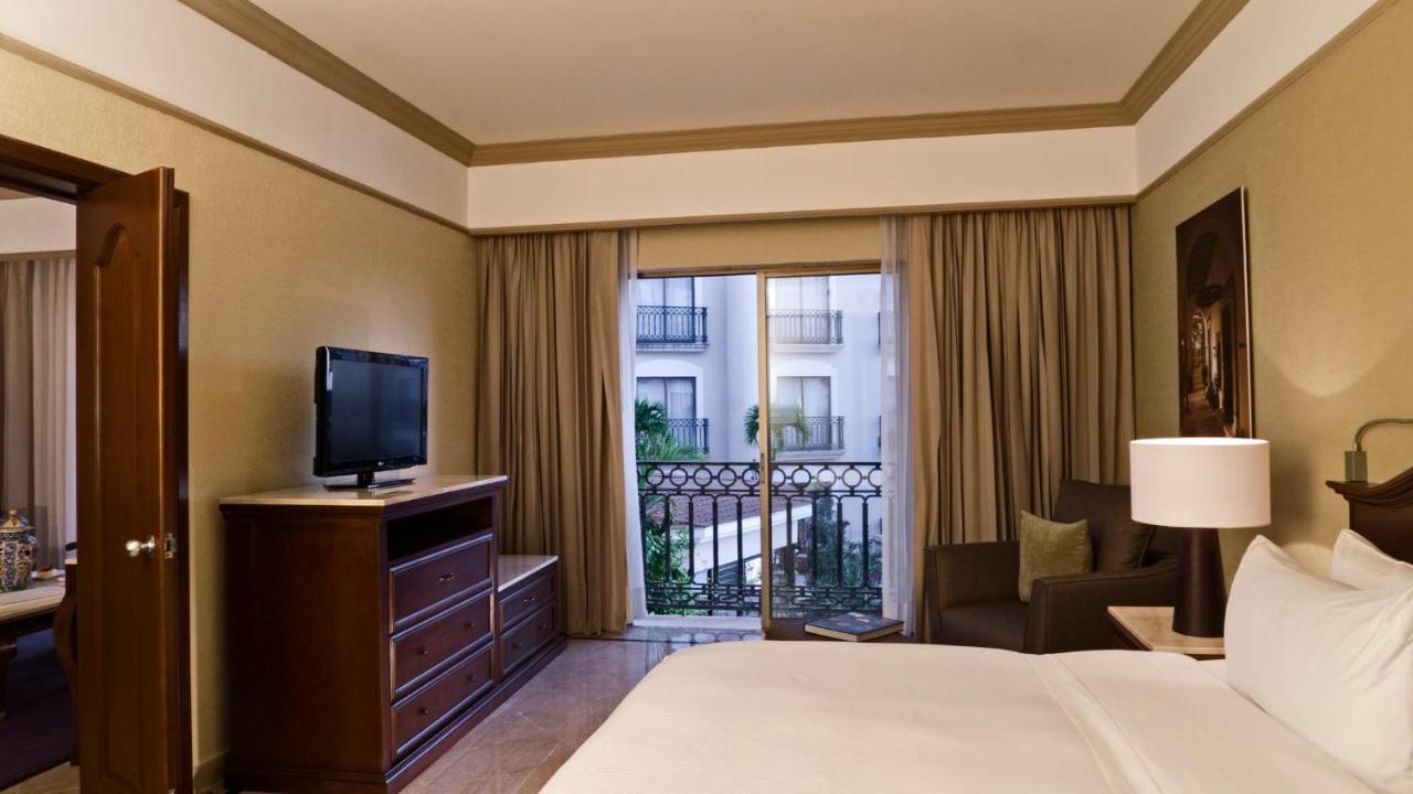 Junior Suite 1 King,1273681915:JPEG