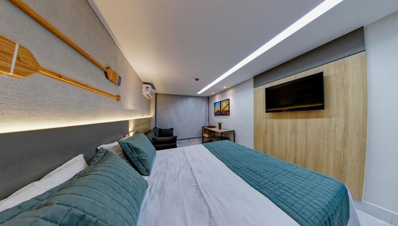 Suíte com Cama King-size e Banheira de Hidromassagem