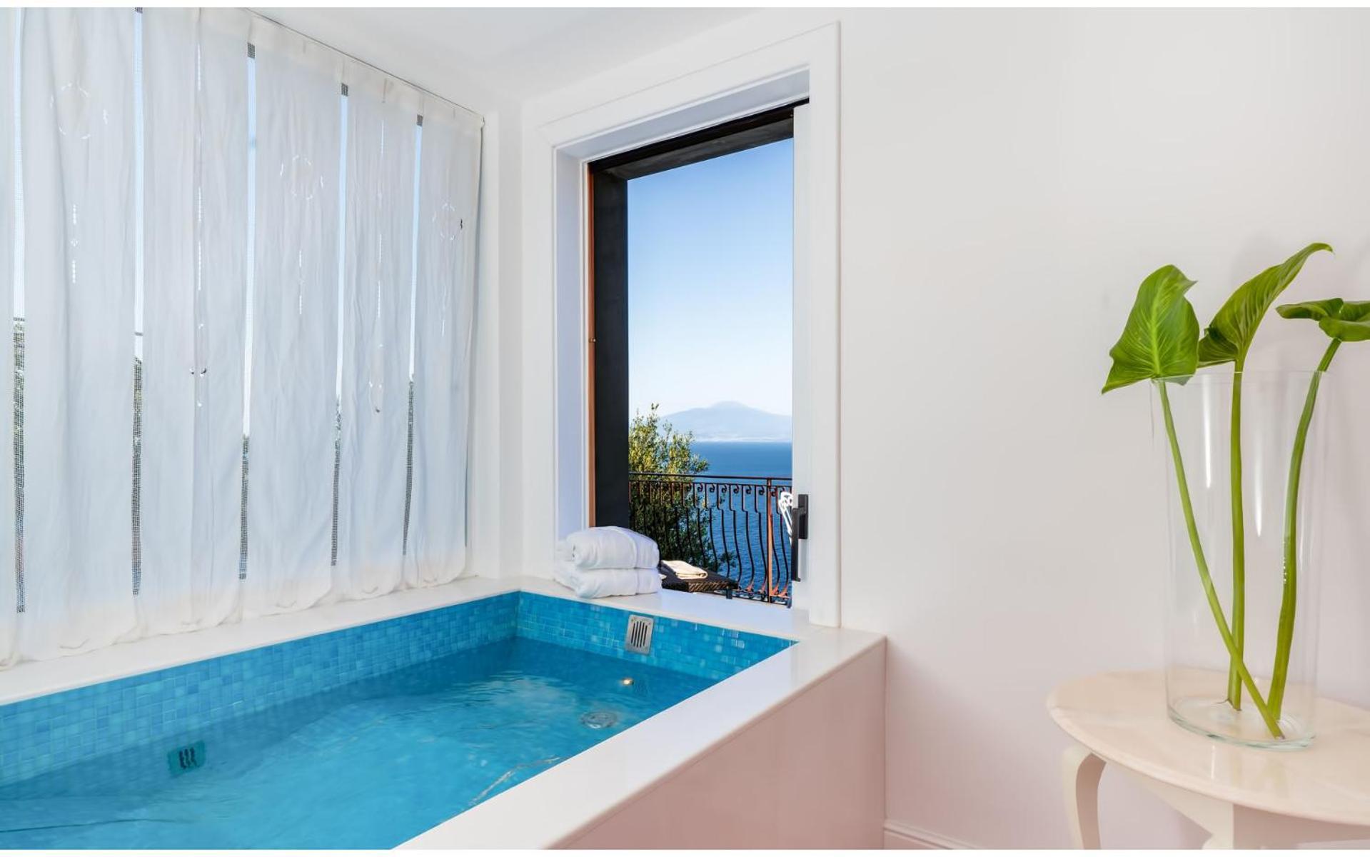 Suíte com Cama King-size, Banheira de Hidromassagem, Terraço e Vista do Mar