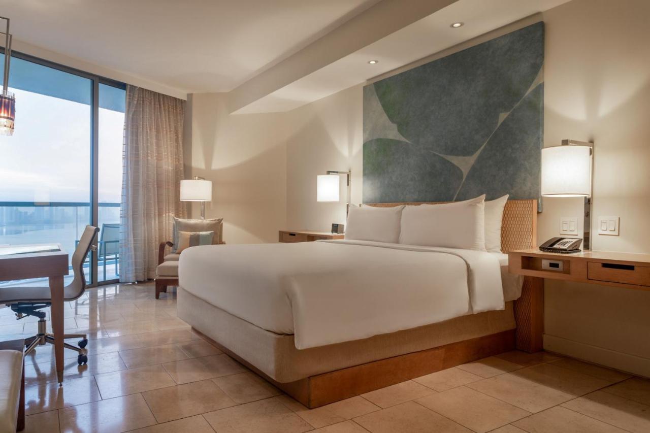 Executive suite with king bed, balcony and partial ocean view,1181434720:JPEG