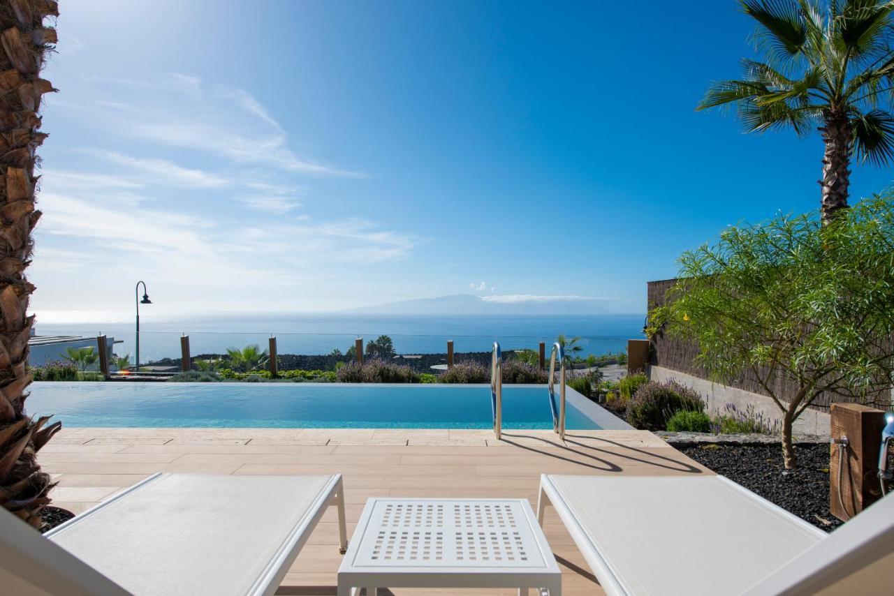 Three-Bedroom Villa Sea Views a private swimming pool