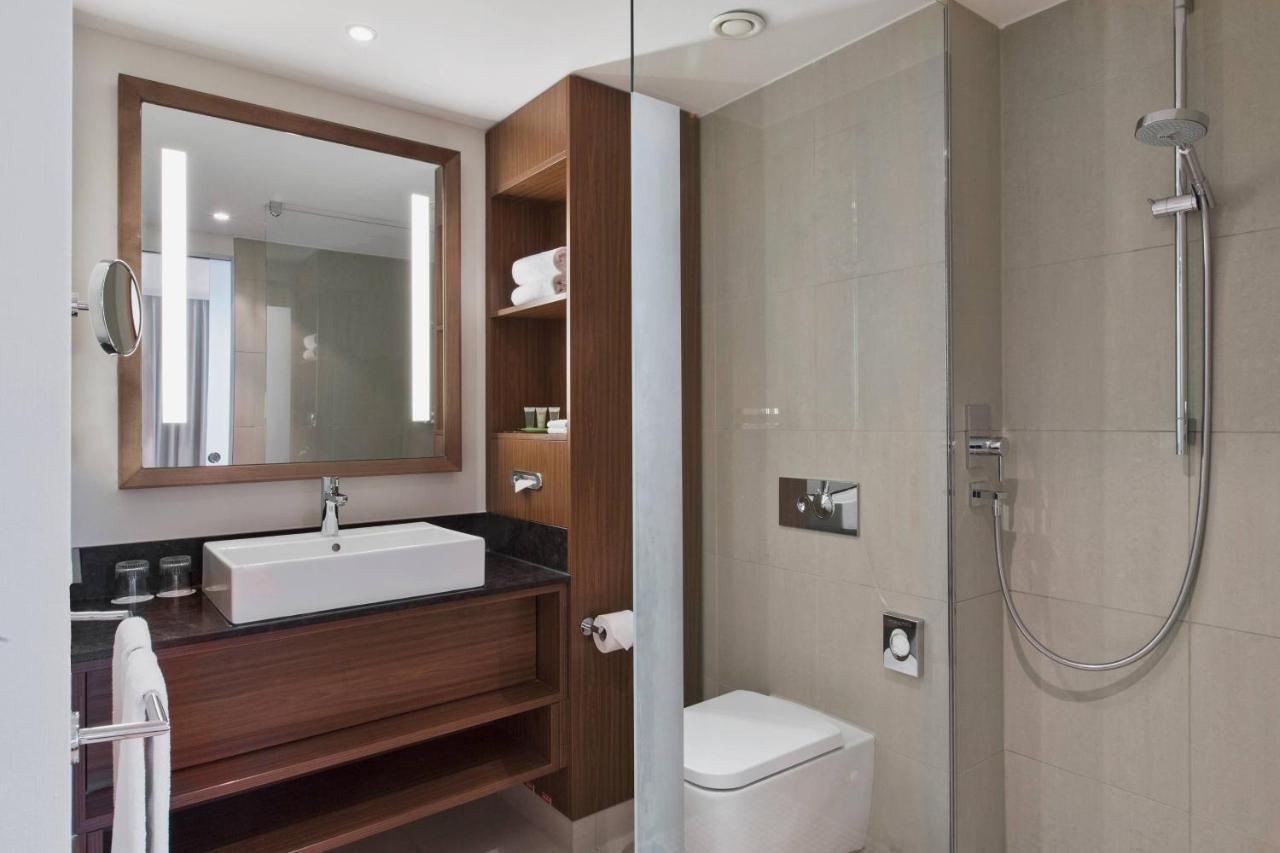 Zimmer mit Kingsize-Bett zum Innenhof