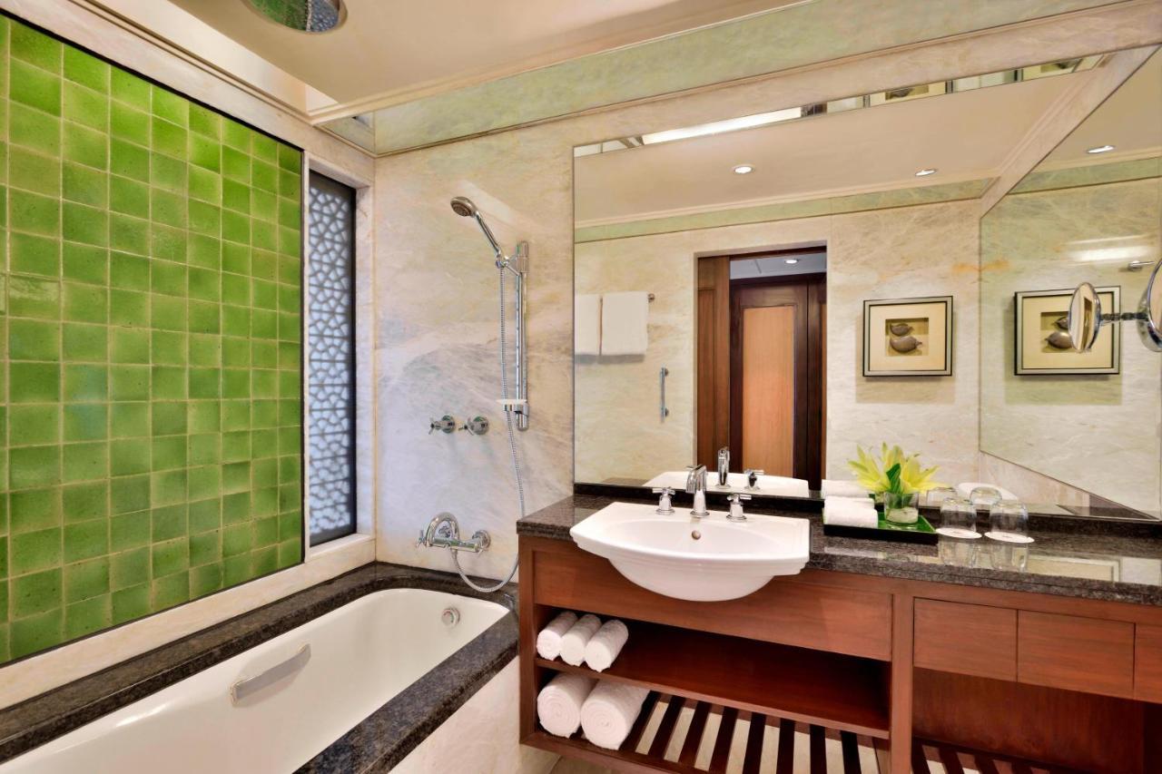 Executive Deluxe King with Bathtub & Lounge Access
