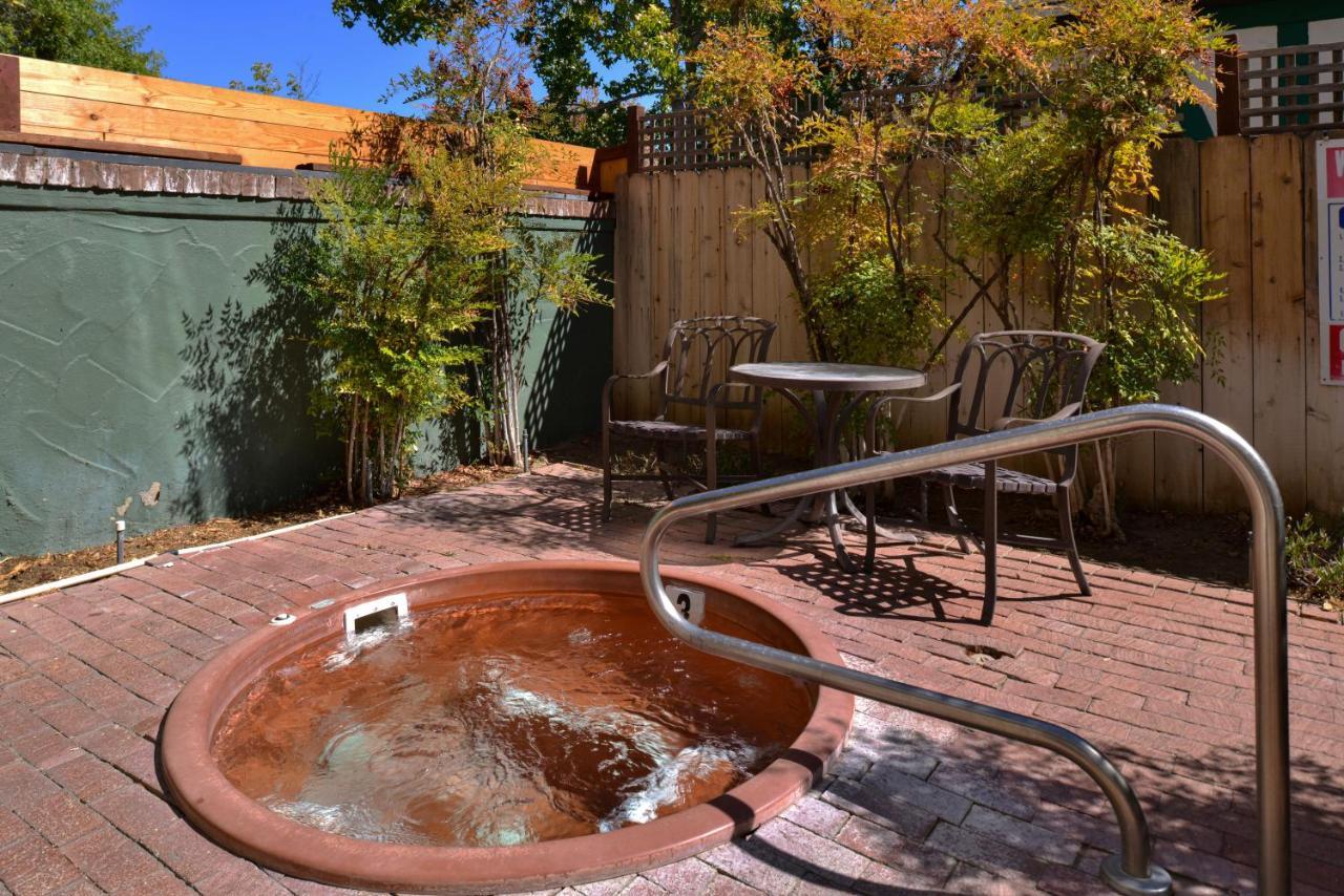 Cottage 1 Fireplace Private Jacuzzi,1405786400:JPEG