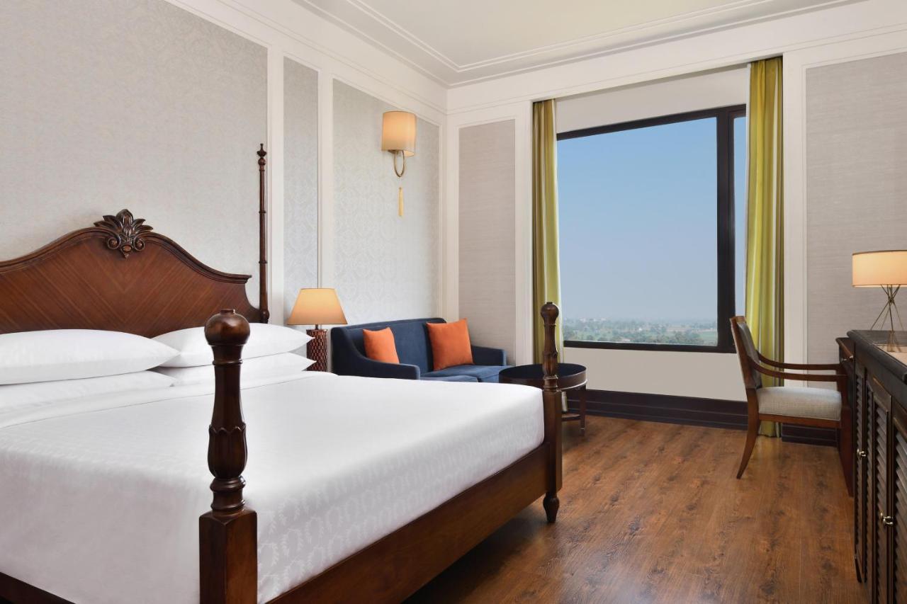 Executive level, Guest room, 1 King, Sofa bed, Club Lounge Access,  Complimentary Cocktails/ Non Alcoholic beverages, Sat,Sun -1800-2000 hours, Legal dry days excluded