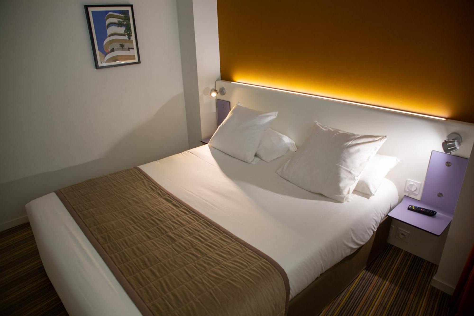 Two-Bedroom Apartment and Lounge Area with Sofa Bed,1432593757:JPEG