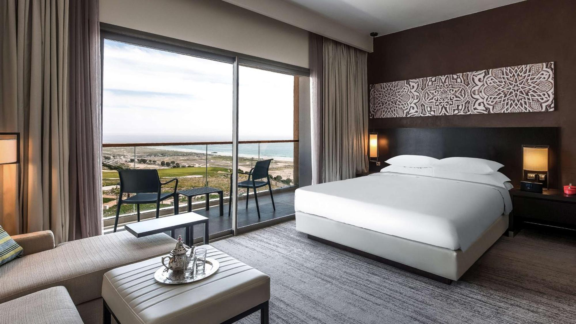 Habitación con cama extragrande y vistas al mar