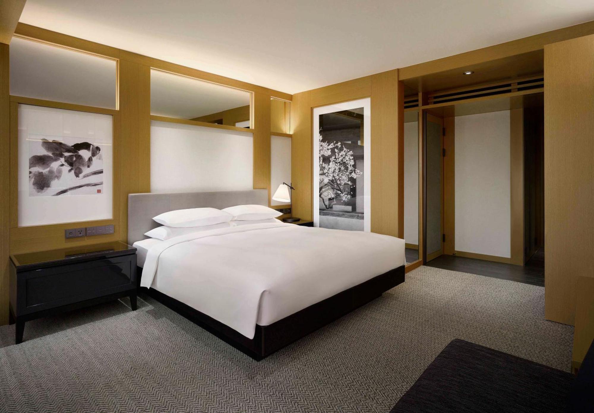 King Room - Club Access,1442619760:JPEG