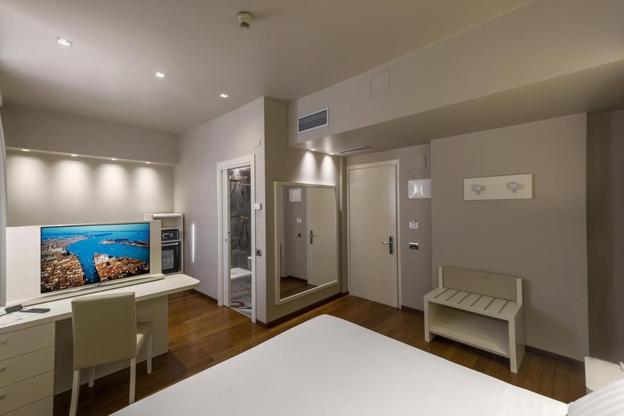 Family Room (2 Adults + 2 Children),1498532374:JPEG