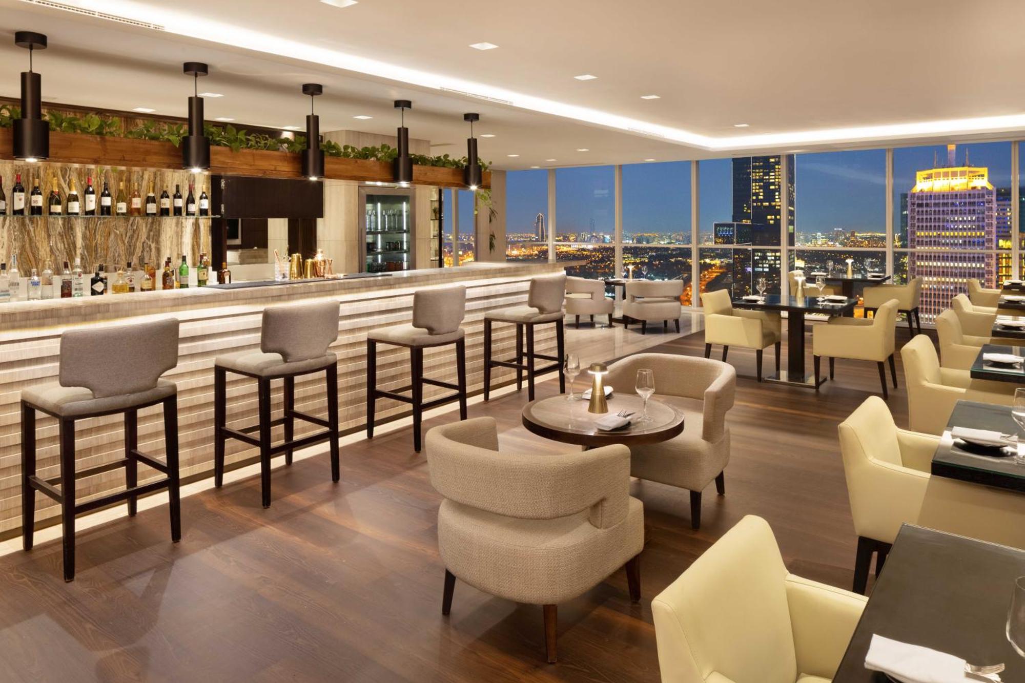 Executive Suite mit 1 Kingsize-Bett, Zugang zur Club-Lounge und Blick auf die Skyline