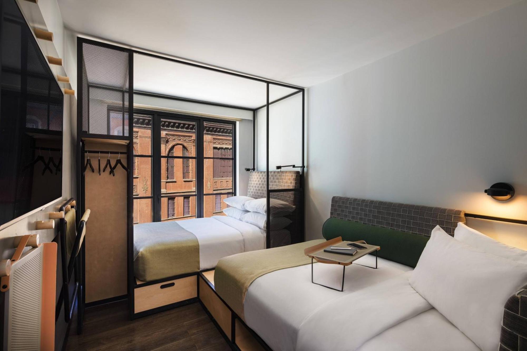 Chambre Double avec 2 Lits Doubles et Douche Accessible en Fauteuil Roulant - Adaptée aux Personnes à Mobilité Réduite