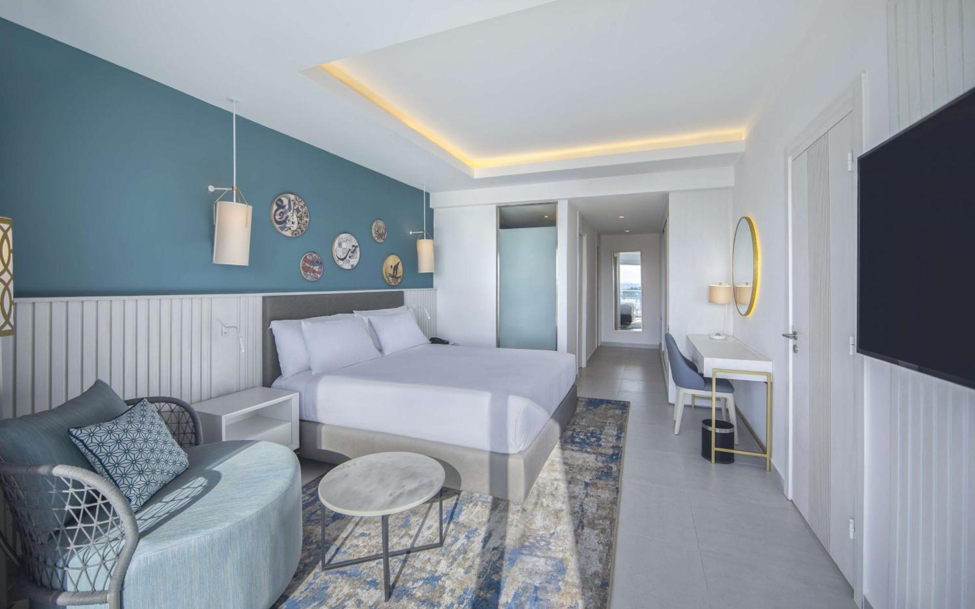 Suite de 1 dormitorio con cama extragrande y vistas a la piscina