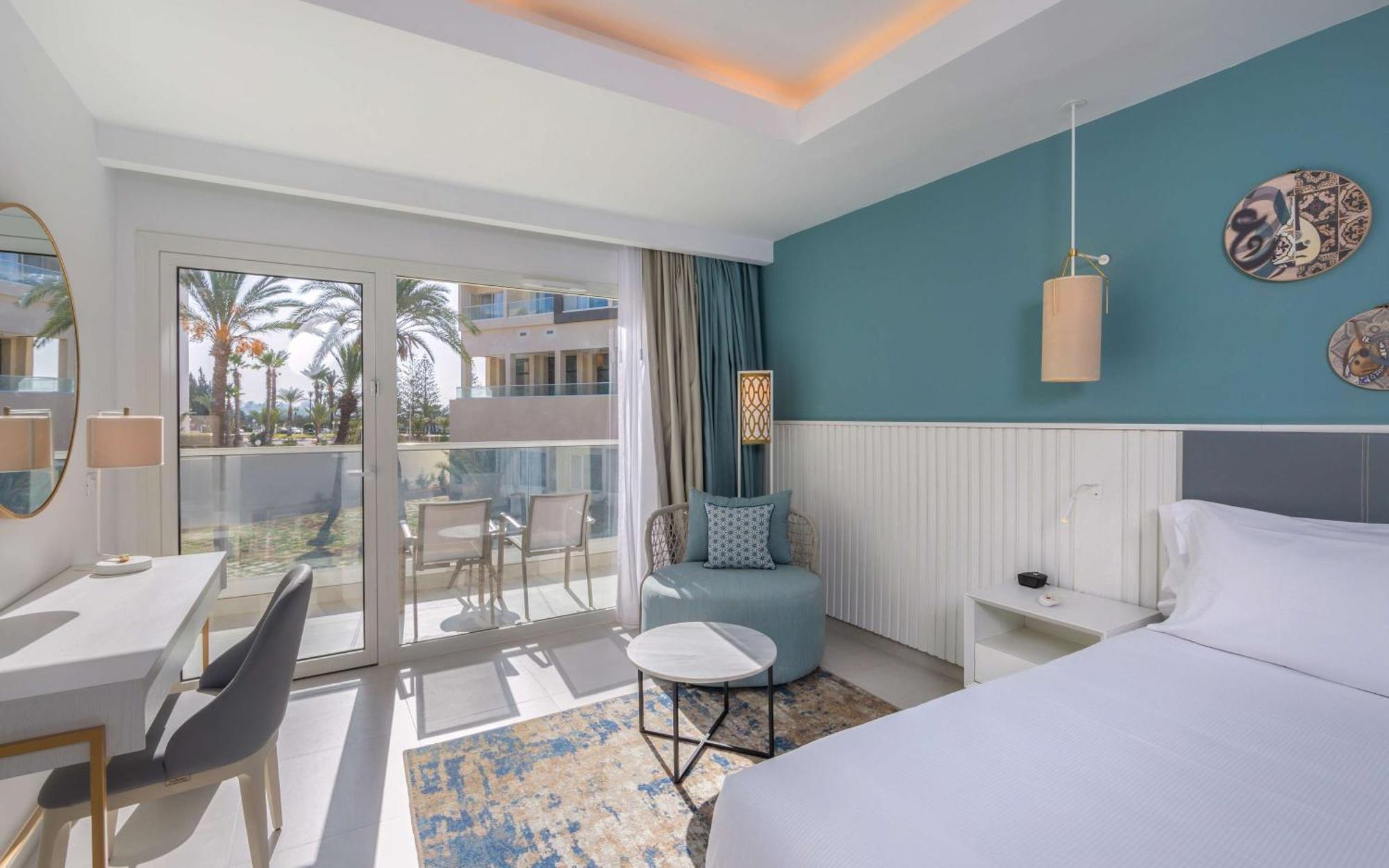 Habitación con cama extragrande y vistas al jardín
